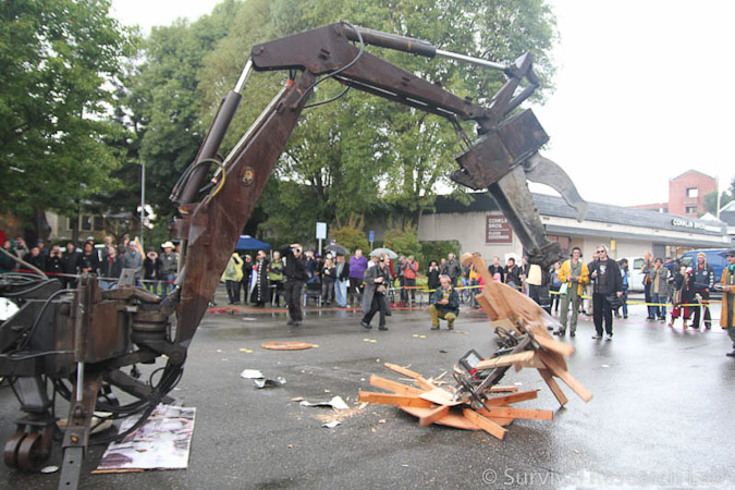 Big Arm vs Stick Wheel Robot