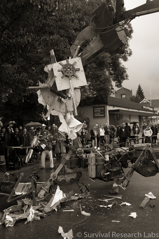Big Arm destroys the Stick Wheel Robot over the Running Machine