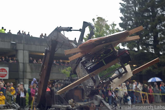 Big Arm lifts the Stick Wheel Robot